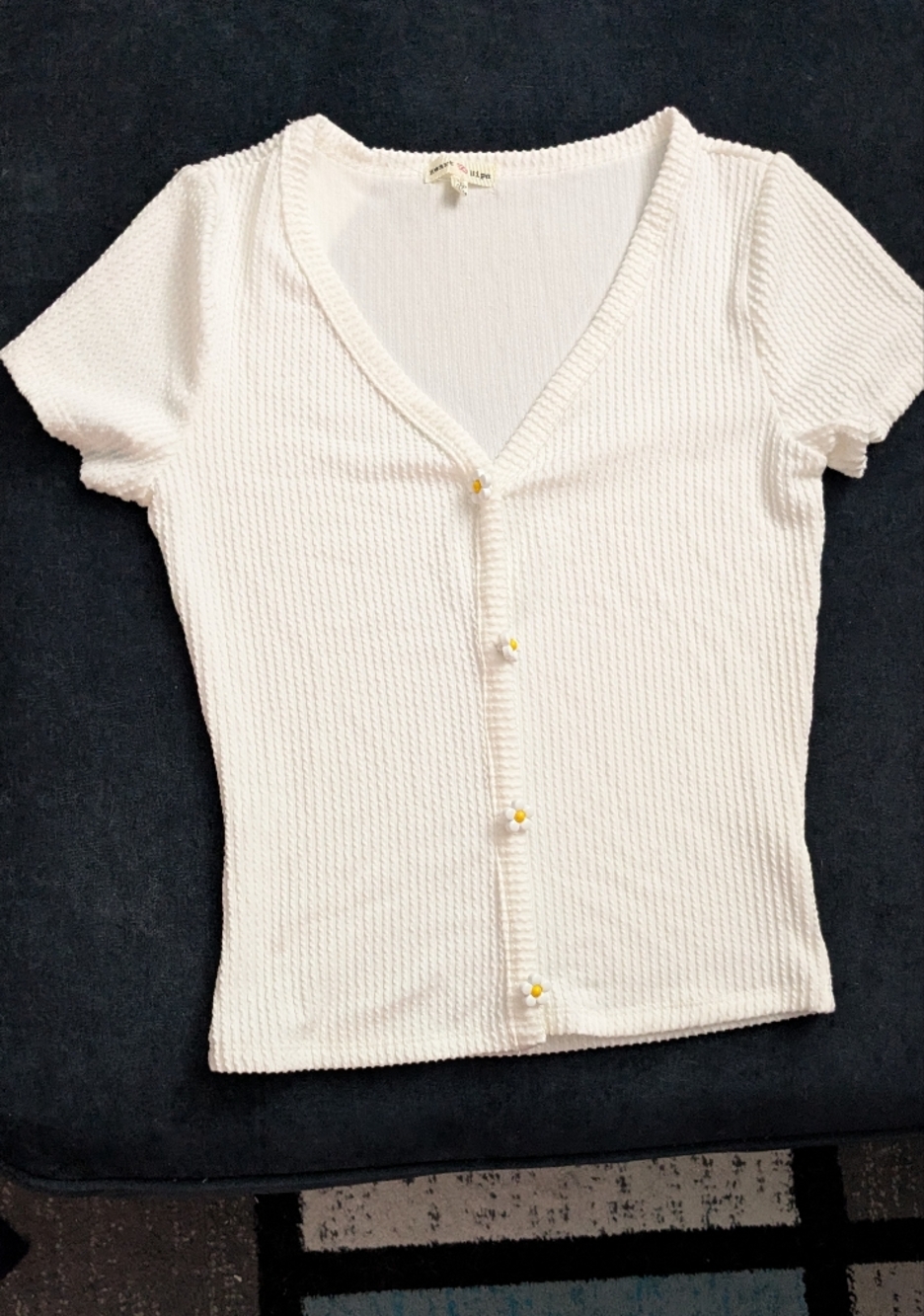 NWOT! Heart & Hips Textured White top w/ Daisy Faux Buttons